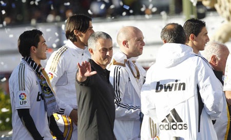 Real Madrid ăn mừng chức vô địch tưng bừng ở Cibeles - 8 Real Madrid ăn mừng chức vô địch tưng bừng ở Cibeles