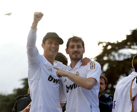 Real Madrid ăn mừng chức vô địch tưng bừng ở Cibeles - 9 Real Madrid ăn mừng chức vô địch tưng bừng ở Cibeles