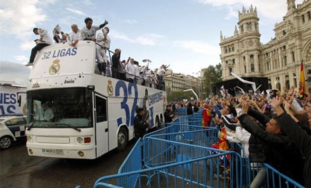 Real Madrid ăn mừng chức vô địch tưng bừng ở Cibeles - 10 Real Madrid ăn mừng chức vô địch tưng bừng ở Cibeles