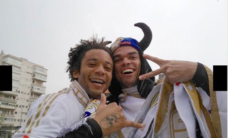 Real Madrid ăn mừng chức vô địch tưng bừng ở Cibeles - 11 Real Madrid ăn mừng chức vô địch tưng bừng ở Cibeles