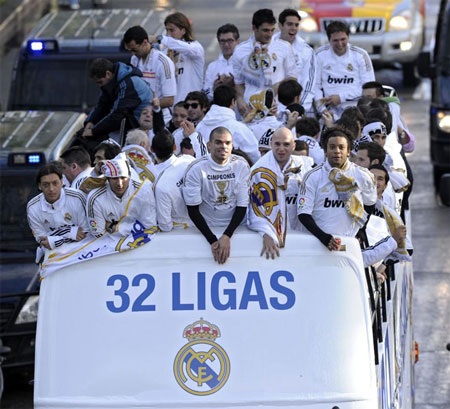 Real Madrid ăn mừng chức vô địch tưng bừng ở Cibeles - 12 Real Madrid ăn mừng chức vô địch tưng bừng ở Cibeles