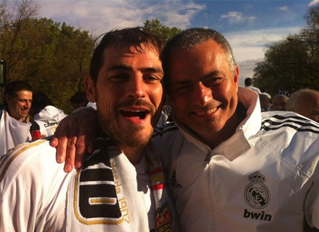 Real Madrid ăn mừng chức vô địch tưng bừng ở Cibeles - 15 Real Madrid ăn mừng chức vô địch tưng bừng ở Cibeles