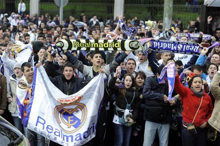 Real Madrid ăn mừng chức vô địch tưng bừng ở Cibeles - 16 Real Madrid ăn mừng chức vô địch tưng bừng ở Cibeles