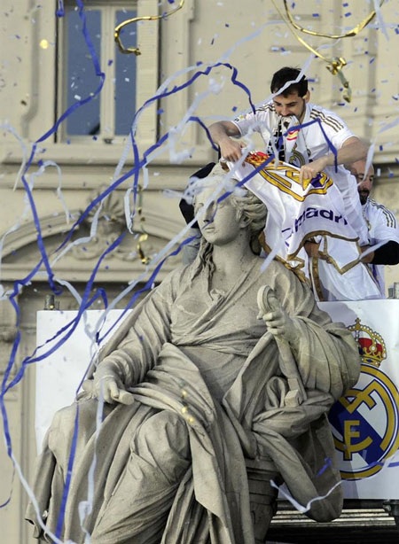 Real Madrid ăn mừng chức vô địch tưng bừng ở Cibeles - 17 Real Madrid ăn mừng chức vô địch tưng bừng ở Cibeles