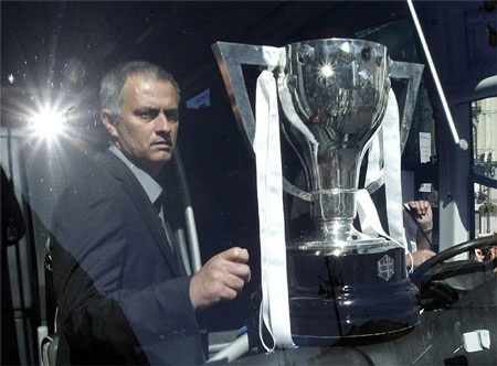 Jose Mourinho gia hạn hợp đồng với Real Madrid đến 2016