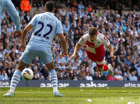 Nhìn lại những phút nghẹt thở của Ngày phán quyết Premier League