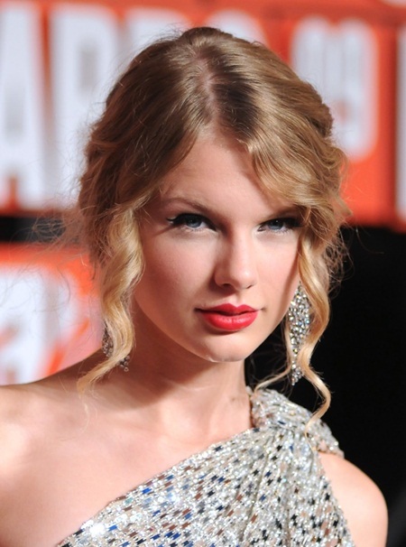 Tóc bới thấp được nhiều sao ưa chuộng trên thảm đỏ