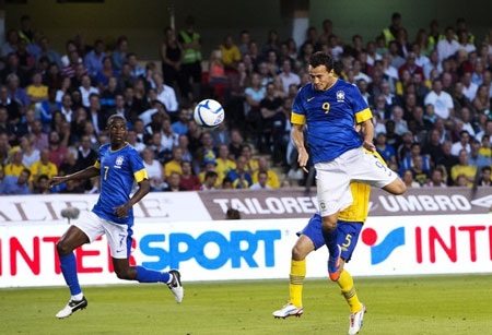Pato lập cú đúp giúp Brazil đánh bại Thụy Điển - 1 Damiao mở tỉ số cho Brazil bằng một pha đánh đầu dễ dàng