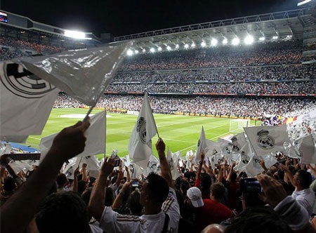 Nhìn lại những khoảnh khắc lịch sử Real Madrid đánh bại Barcelona - 4 Toàn bộ khán đài sân Bernabeu được nhuộm trắng bởi các