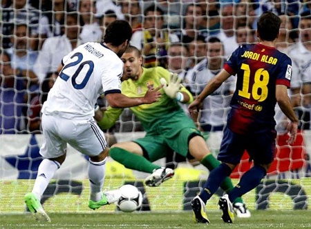 Nhìn lại những khoảnh khắc lịch sử Real Madrid đánh bại Barcelona - 5 Toàn bộ khán đài sân Bernabeu được nhuộm trắng bởi các