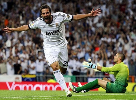 Nhìn lại những khoảnh khắc lịch sử Real Madrid đánh bại Barcelona - 6 Toàn bộ khán đài sân Bernabeu được nhuộm trắng bởi các