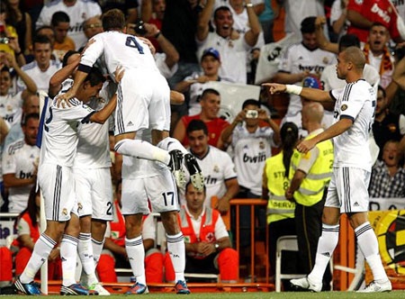 Nhìn lại những khoảnh khắc lịch sử Real Madrid đánh bại Barcelona - 8 Niềm vui của các cầu thủ Real Madrid sau khi có được bàn thắng vượt lên dẫn trước từ sớm…