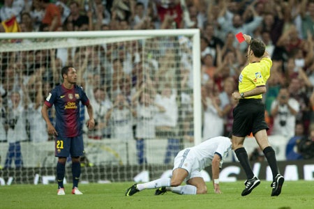 Nhìn lại những khoảnh khắc lịch sử Real Madrid đánh bại Barcelona - 12 …bên cạnh đó là nỗi buồn của Messi và các đồng đội.