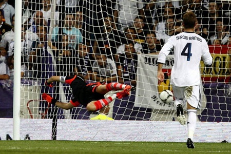 Nhìn lại những khoảnh khắc lịch sử Real Madrid đánh bại Barcelona - 13 …bên cạnh đó là nỗi buồn của Messi và các đồng đội.