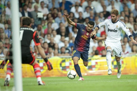 Nhìn lại những khoảnh khắc lịch sử Real Madrid đánh bại Barcelona - 15 Hai tân binh đáng chú ý của hai đội là Luka Modric và Alex Song đều được trình làng trong hiệp 2.
