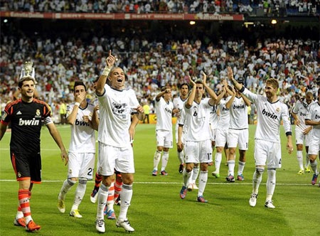 Nhìn lại những khoảnh khắc lịch sử Real Madrid đánh bại Barcelona - 18 Hai tân binh đáng chú ý của hai đội là Luka Modric và Alex Song đều được trình làng trong hiệp 2.