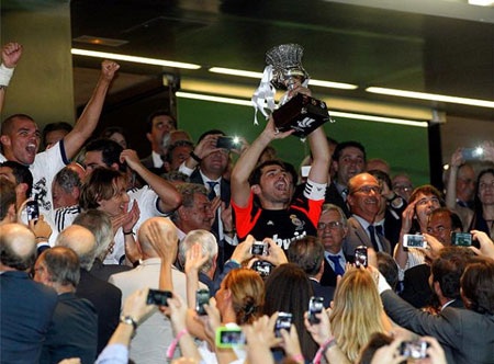 Nhìn lại những khoảnh khắc lịch sử Real Madrid đánh bại Barcelona - 19 Thủ quân Iker Casillas nâng cao danh hiệu siêu cúp Tây Ban Nha lần thứ 9 trong lịch sử Real Madrid.
