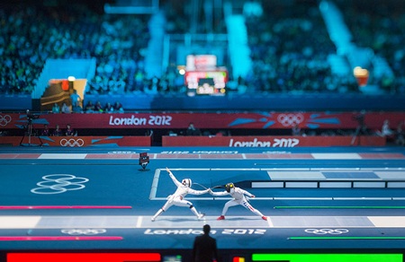 10 khoảnh khắc đẹp nhất tại Olympic London 2012 - 7 Valentina Vezzali của Italia và Yaora Thibus của Pháp trong trận bán kết môn đấu kiếm.