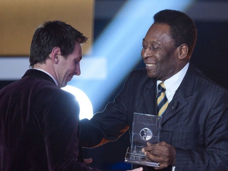 Pele: Maradona và Messi chỉ biết chơi mỗi chân trái - 1 Pele tiếp tục chê bai Messi và Maradona