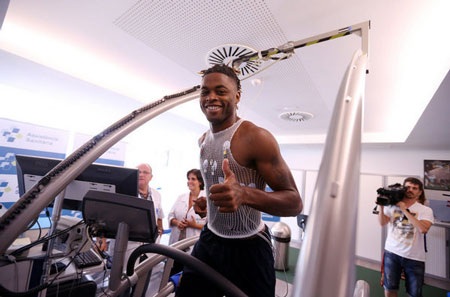Alex Song chính thức trở thành người của Barcelona - 2 Trải qua buổi kiểm tra y tế