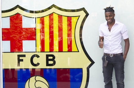 Alex Song chính thức trở thành người của Barcelona - 3 Chụp ảnh ra mắt như thường lệ đối với các tân binh tại Nou Camp