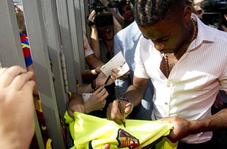 Alex Song chính thức trở thành người của Barcelona - 4 Ký tặng người hâm mộ