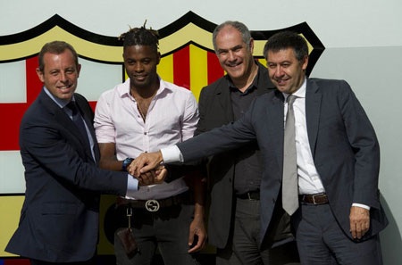 Alex Song chính thức trở thành người của Barcelona - 5 Chụp ảnh cùng BLĐ bao gồm Sandro Rosell, Josep Maria Bartomeu và Andoni Zubizarrreta