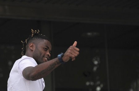 Alex Song chính thức trở thành người của Barcelona - 7 Alex Song có mặt tại trụ sở CLB