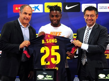 Alex Song bất ngờ "phản pháo" Arsenal - 1 Wenger đánh giá Alex Song là thiếu động lực thi đấu