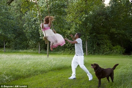 Beyonce tiết lộ ảnh gia đình hạnh phúc - 2 Hình ảnh lãng mạn khi Jay Z và Beyonce cùng vui đùa trong vườn