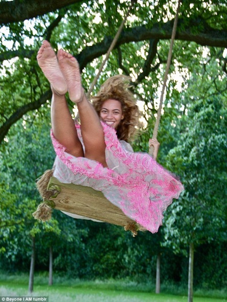 Beyonce tiết lộ ảnh gia đình hạnh phúc - 3 Cô cười đầy hạnh phúc trong những khoảnh khắc bên cạnh chồng
