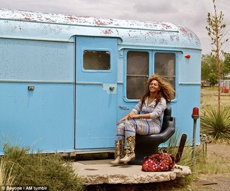 Beyonce tiết lộ ảnh gia đình hạnh phúc - 9 Ngọt ngào và xinh đẹp trong những bức hình với phong cách ăn mặc cực chất