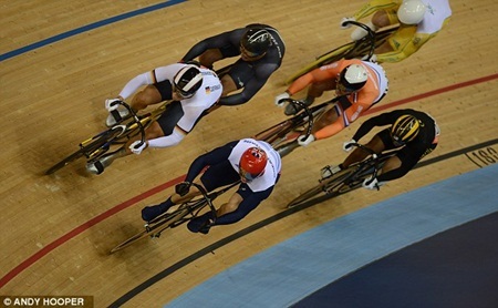 "Vua đua xe đạp" Anh lập kì tích với 6 HCV Olympic - 1 Chris Hoy tăng tốc trong vòng đua cuối và giành chiến thắng trước đối thủ người Đức Maximilian Levy