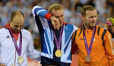 "Vua đua xe đạp" Anh lập kì tích với 6 HCV Olympic - 2 Hoy xúc động rơi lệ sau khi giành chiếc HCV Olympic thứ 6