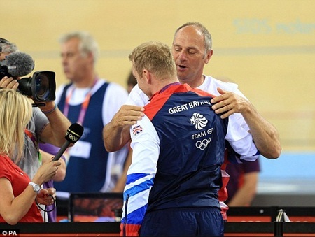 "Vua đua xe đạp" Anh lập kì tích với 6 HCV Olympic - 5 Huyền thoại Steve Redgrave cũng có mặt để chúc mừng anh