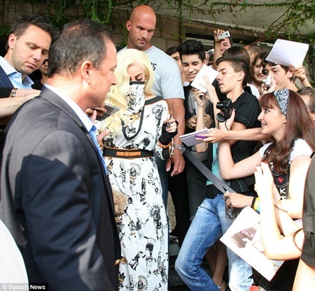 Lady Gaga ‘nhái’ phong cách của Michael Jackson - 2 Nữ ca sĩ bị bủa vây bởi đám đông fan muốn xin chữ kí và chụp hình