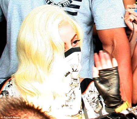 Lady Gaga ‘nhái’ phong cách của Michael Jackson - 4 Đôi găng tay da hở ngón của Gaga cũng là một ý tưởng ‘mượn’ từ Michael Jackson