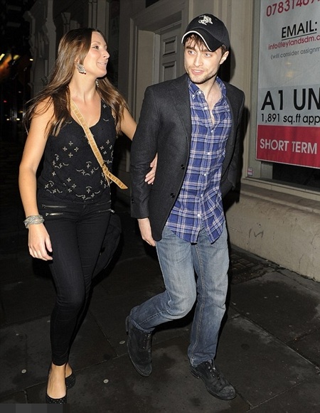 ‘Harry Potter’ tay trong tay với người đẹp bí ẩn - 1 Daniel Radcliffe tay trong tay với người đẹp lạ mặt