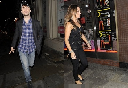 ‘Harry Potter’ tay trong tay với người đẹp bí ẩn - 3 Cô gái không thể rời mắt khỏi Daniel nửa bước khi họ đi ngang qua các phóng viên
