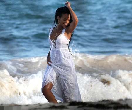 Rihanna trở thành đại sứ du lịch của Barbados - 3 Rihanna diễn xuất rất tự nhiên giữa làn nước biển xanh mát