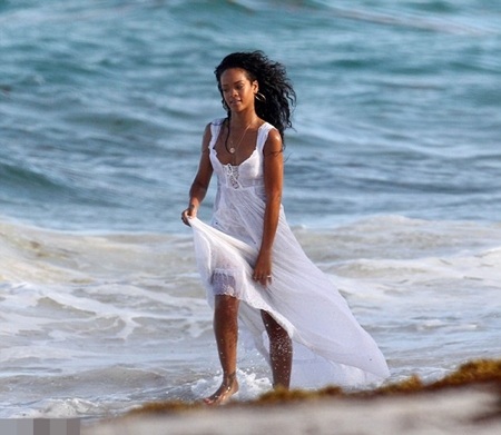 Rihanna trở thành đại sứ du lịch của Barbados - 4 Rihanna diễn xuất rất tự nhiên giữa làn nước biển xanh mát