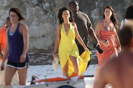 Rihanna trở thành đại sứ du lịch của Barbados - 7 Rihana rực rỡ và gợi cảm trong chiếc váy vàng