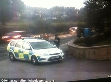 Hình ảnh cảnh sát tóm cổ tên đạo chích cả gan lẻn vào nhà Owen