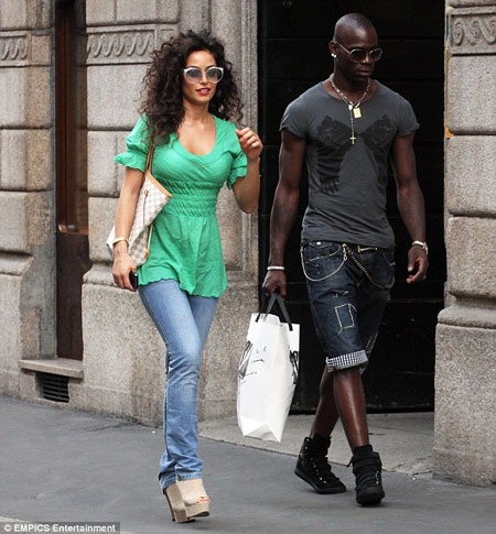 Người yêu cũ Balotelli khoe bụng bầu trên sàn catwalk - 4 Hải Hà