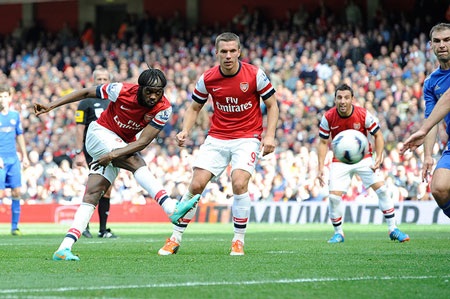 Nhìn lại trận derby thành London giữa Arsenal và Chelsea - 6 Khoảnh khắc lóe sáng của Gervinho ở những phút cuối hiệp một đưa trận đấu về vạch xuất phát.