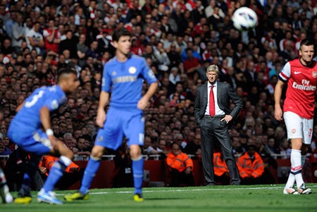 Nhìn lại trận derby thành London giữa Arsenal và Chelsea - 9 HLV Arsene Wenger đứng chỉ đạo các học trò bên đường pitch.