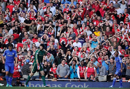 Nhìn lại trận derby thành London giữa Arsenal và Chelsea - 17 Sân Emirates lại trải qua một ngày buồn khi đại quân Chelsea kéo qua.