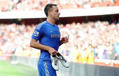 Nhìn lại trận derby thành London giữa Arsenal và Chelsea - 19 John Terry tri ân những người hâm mộ bằng đôi giày của mình.