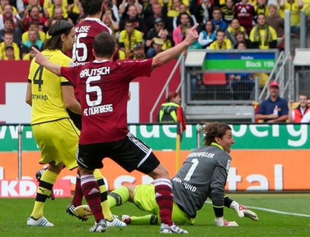 Trận hòa với tỉ số 1-1 khiến các nhà ĐKVĐ nhiều khả năng sẽ bị đối thủ Bayern Munich vượt mặt