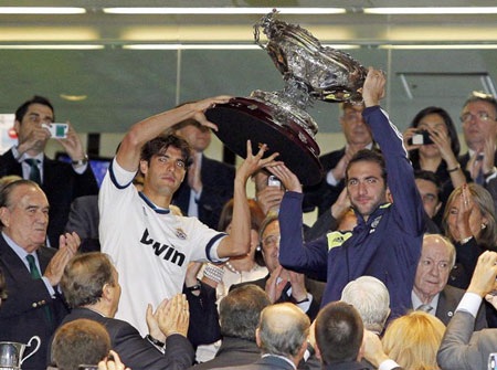 Real Madrid hủy diệt Millonarios 8-0 tại Bernabeu Cup - 7 Kaka và Higuain nâng cao chiếc cúp Bernabeu truyền thống.